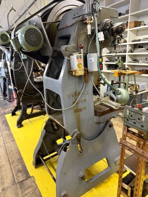 2 presses à clavettes PRESALE, (une avec automatisme) et à remettre en