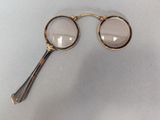 une paire de lunettes posée sur une table