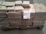 une pile de cartons posée sur une palette, avec une étiquette de prix dessus