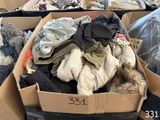 une boîte en carton remplie de vêtements et d'une peluche