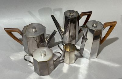 cinq cafetières et une théière posées sur une table
