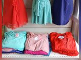une présentation de robes sur une étagère dans un magasin