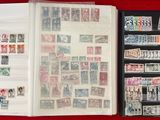 beaucoup de timbres sur les pages d'un livre