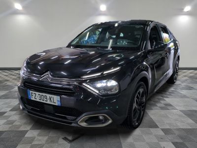 La nouvelle Citroën est prête à être essayée dans le showroom.