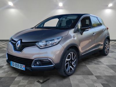 une voiture argentée est garée sur le sol à carreaux d'un garage