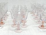 un grand nombre de verres à vin posés sur une table