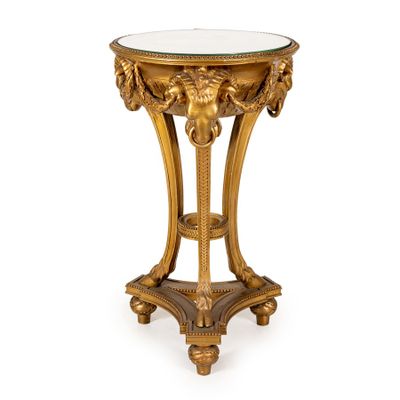 une table en or avec un plateau en marbre sur fond blanc