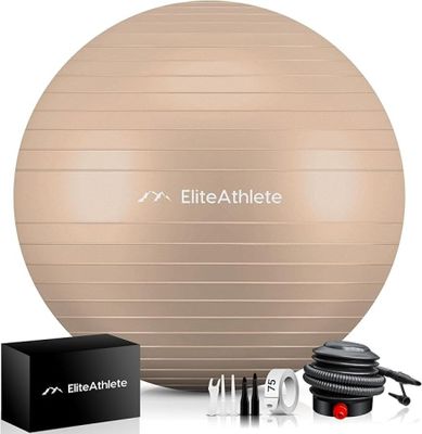 un gros plan d'un ballon d'exercice et de ses accessoires sur fond blanc