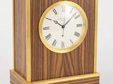une image représentant une horloge en bois dont le cadran comporte des chiffres romains