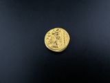 une pièce d'or à l'effigie d'une femme