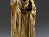 l'image d'une statue représentant une femme tenant un enfant dans ses bras