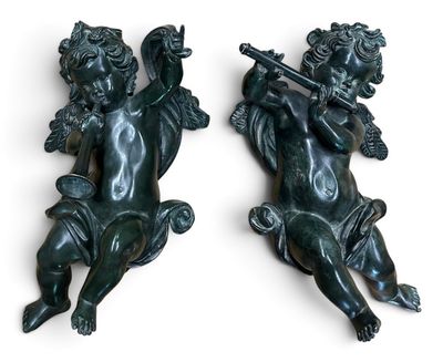 deux statues représentant Cupidon jouant de la flûte sur un fond blanc