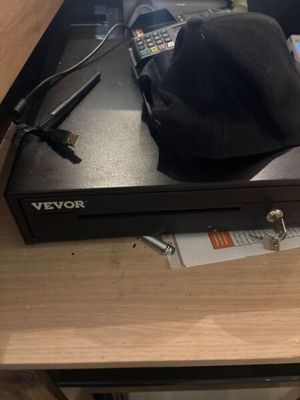 un chapeau noir posé sur une boîte noire