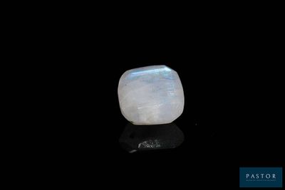 une pierre de lune blanche sur un fond noir