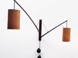 une lampe fixée à un poteau au mur