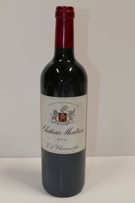 une bouteille de vin posée sur une table