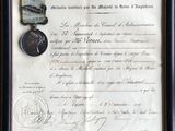 un vieux document sur lequel figure une médaille