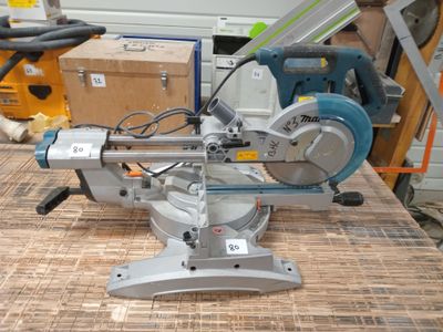 une machine posée sur une table