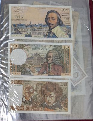 une photo d'une liasse de billets dans un sac en plastique
