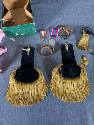 Paire d'épaulettes velours noir et fils d'or avec pompons et…