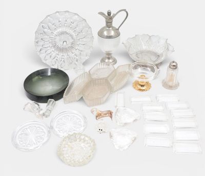 un grand nombre d'objets en verre posés sur une table