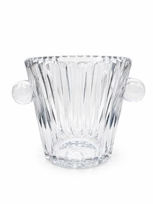 seau à glaçons en verre transparent muni de deux poignées, sur fond blanc