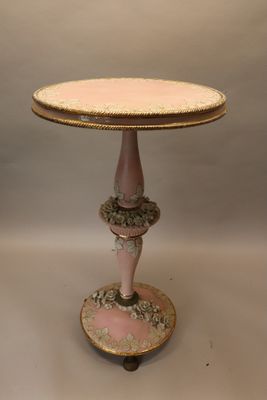 une image représentant une table avec un piètement rose et des finitions dorées