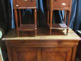 deux tables de chevet en bois posées sur une table en bois