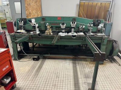 une machine qui se trouve dans une pièce où il y a beaucoup d'autres machines
