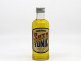 un gros plan d'une bouteille de tonic posée sur une surface blanche