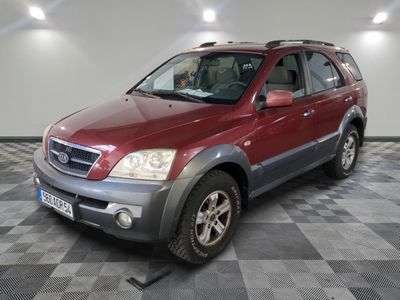une photo d'un SUV rouge garé dans un garage