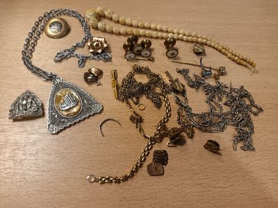 une table sur laquelle sont posés de nombreux bijoux