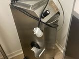 une photo d'un appareil en acier inoxydable dans une salle de bains
