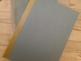 deux feuilles de papier posées sur une table en bois