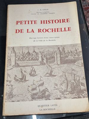 un livre posé sur une table