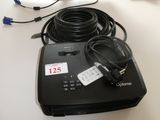 une photo d'une table sur laquelle sont posés une imprimante et un chargeur