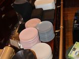 Il y a beaucoup d'assiettes et de bols sur le comptoir de ce restaurant