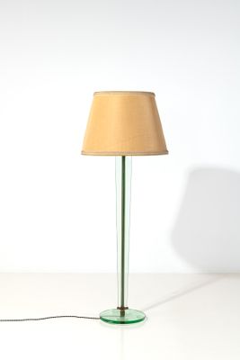 une lampe posée sur une table et munie d'un abat-jour