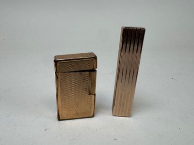 S.T. DUPONT à Paris. Briquet de poche en métal doré. - Photo 1