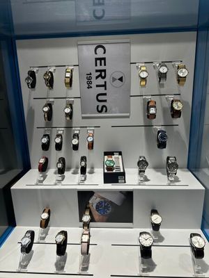 de nombreuses montres exposées dans une vitrine