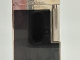une photo d'un briquet contenant un briquet, posé sur une table
