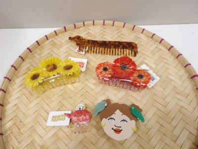 un plateau posé sur une table, sur lequel se trouvent divers accessoires pour les cheveux