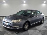 la voiture est garée dans le garage sur le sol en damier