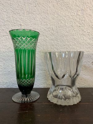 deux vases posés sur une table l'un à côté de l'autre