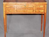 une image d'un bureau en bois avec des tiroirs et des tiroirs dessus
