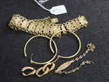 deux paires de bracelets en or et un bracelet à chaîne en or