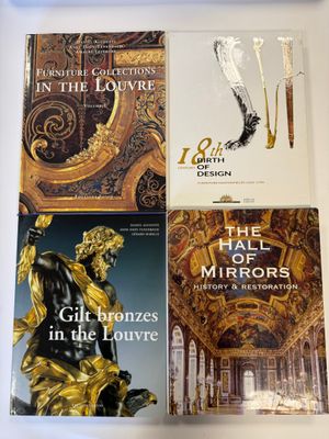 trois livres posés sur une table, avec un couteau, une fourchette et une cuillère