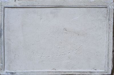 a picture of a white plaque on a brick wall