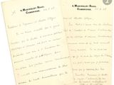 deux vieux papiers avec de l'écriture assis l'un à côté de l'autre