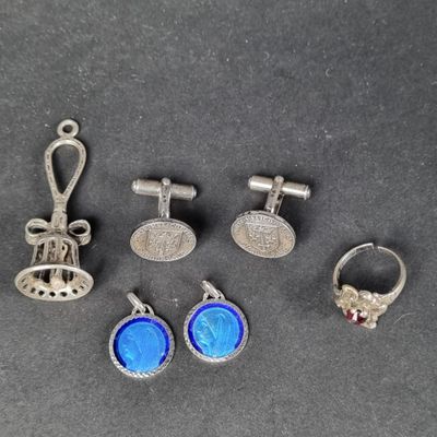 cinq paires de boutons de manchette en argent et une paire de boutons de manchette bleus